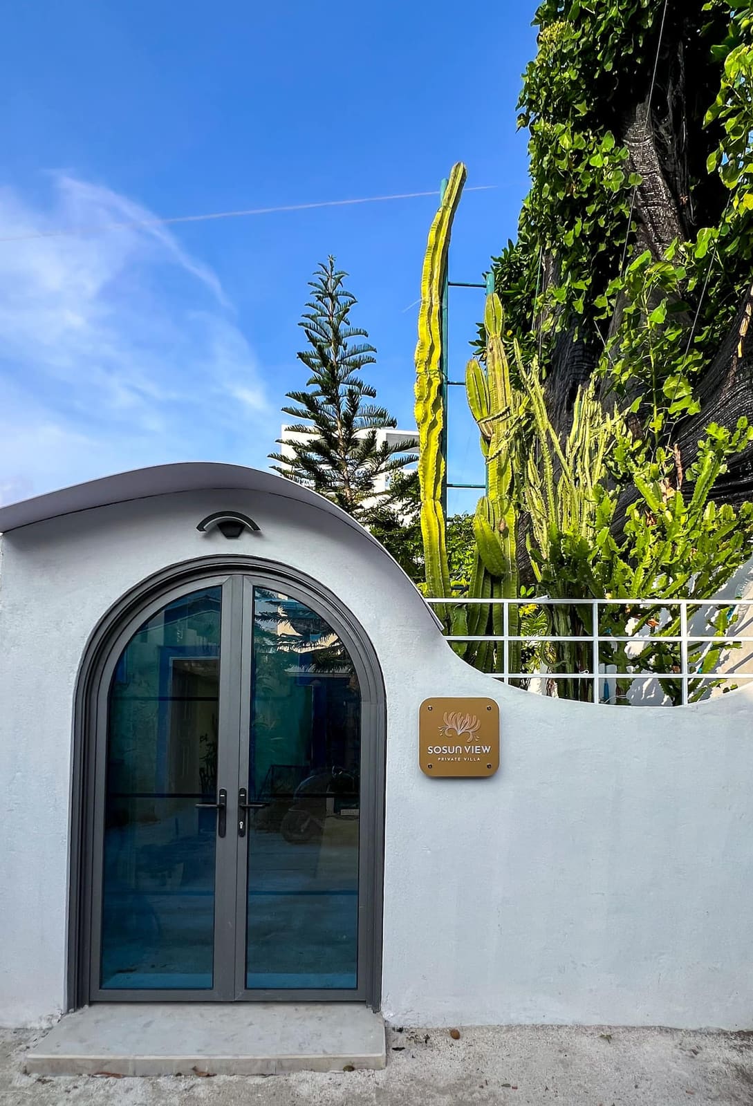 The arched entrance to Sosun View, framed by greenery
