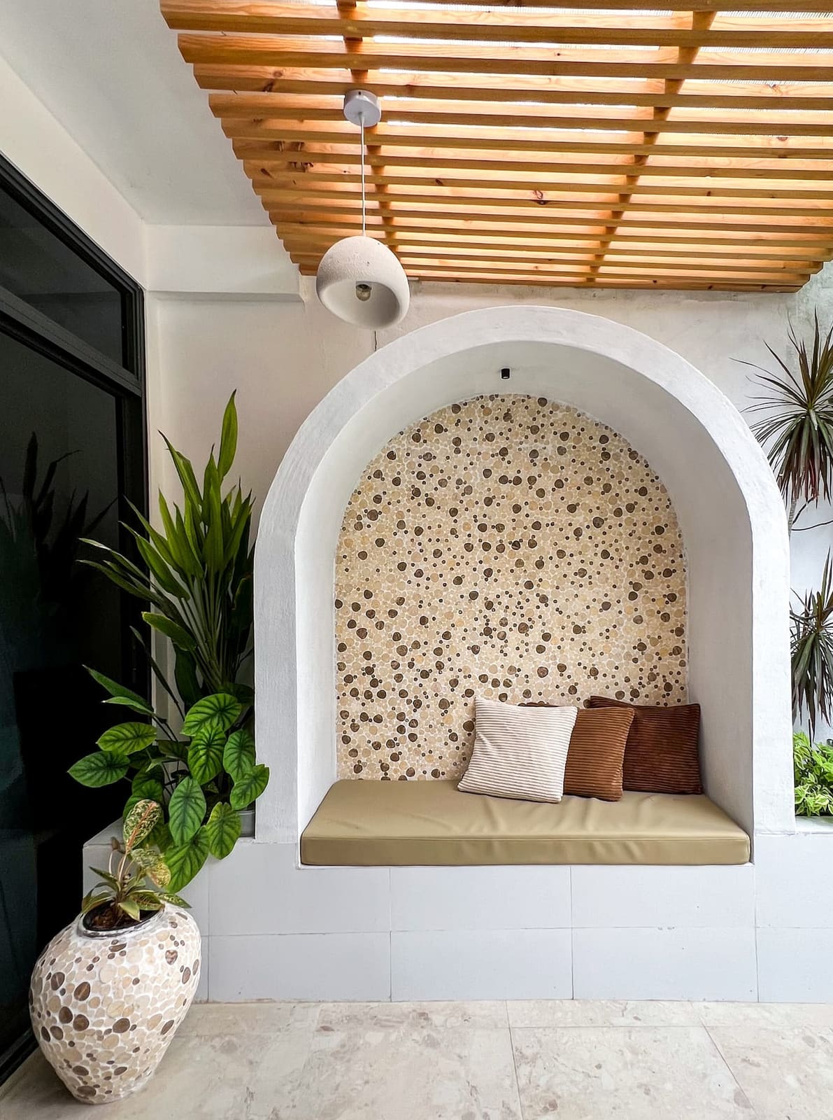A whitewashed arch niche with joali seating
