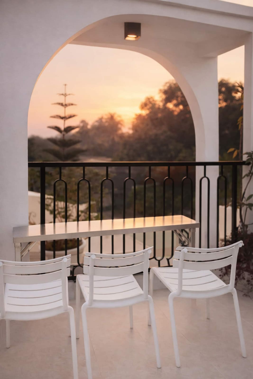 The open-view terrace, framed by a whitewashed arch